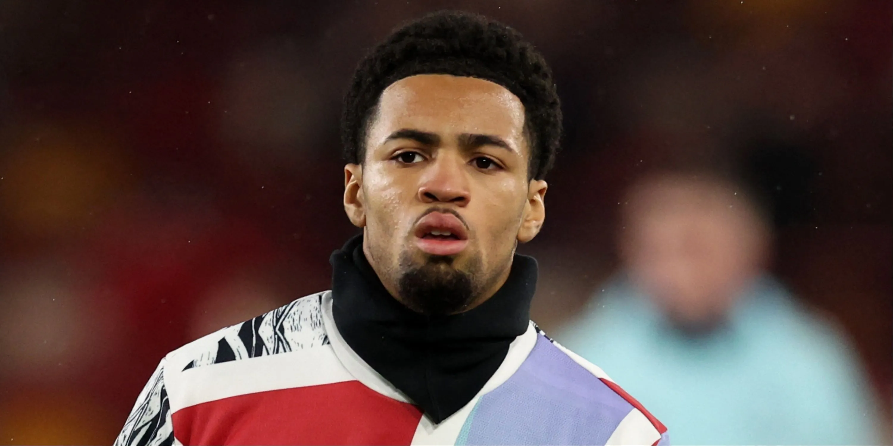 Tiền đạo trẻ Ethan Nwaneri của Arsenal đang thi đấu.