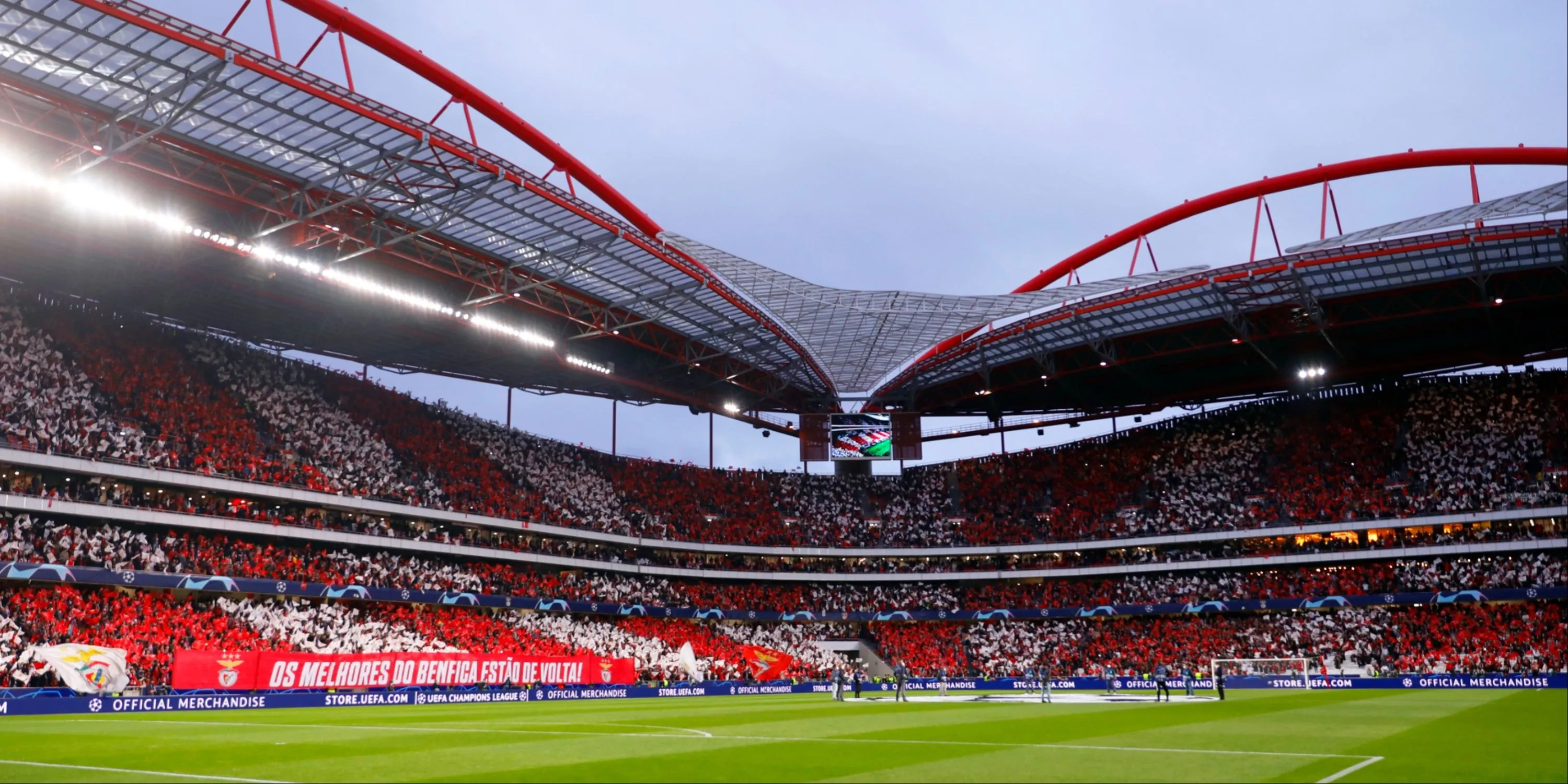 Toàn cảnh sân vận động Estadio da Luz của Benfica ở Lisbon, Bồ Đào Nha, với khán đài hiện đại.