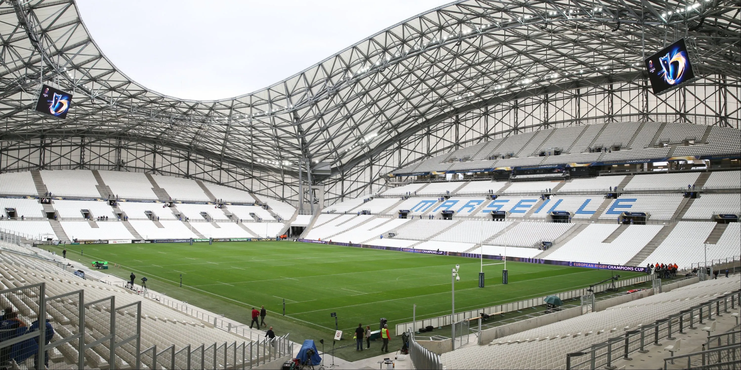 Toàn cảnh sân vận động Stade Velodrome của Marseille, Pháp, với mái che hình lượn sóng đặc trưng.