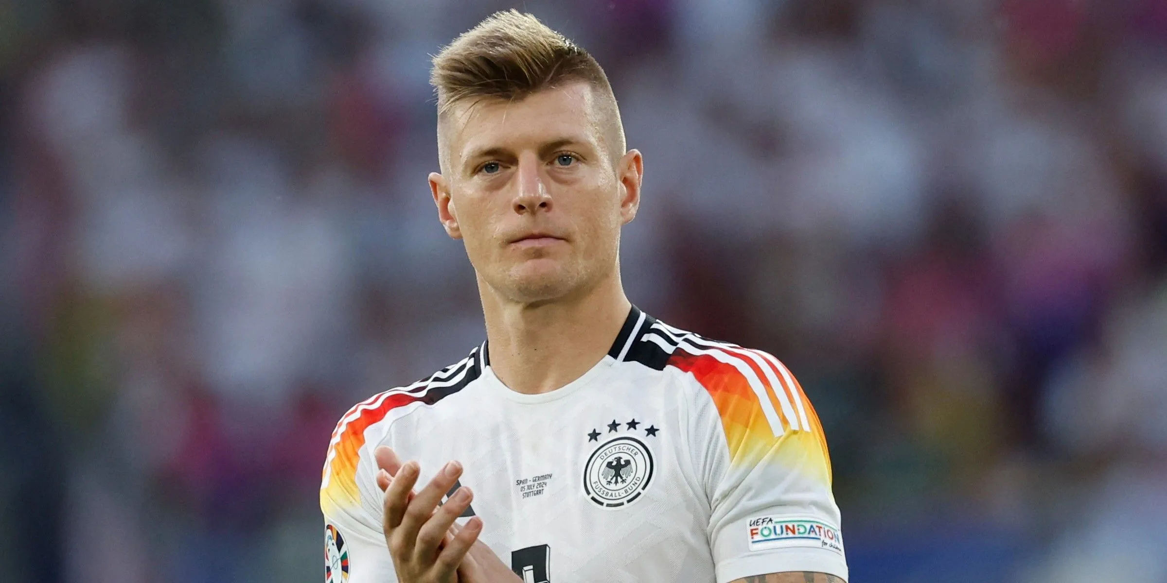 Toni Kroos trên sân cỏ sau trận đấu