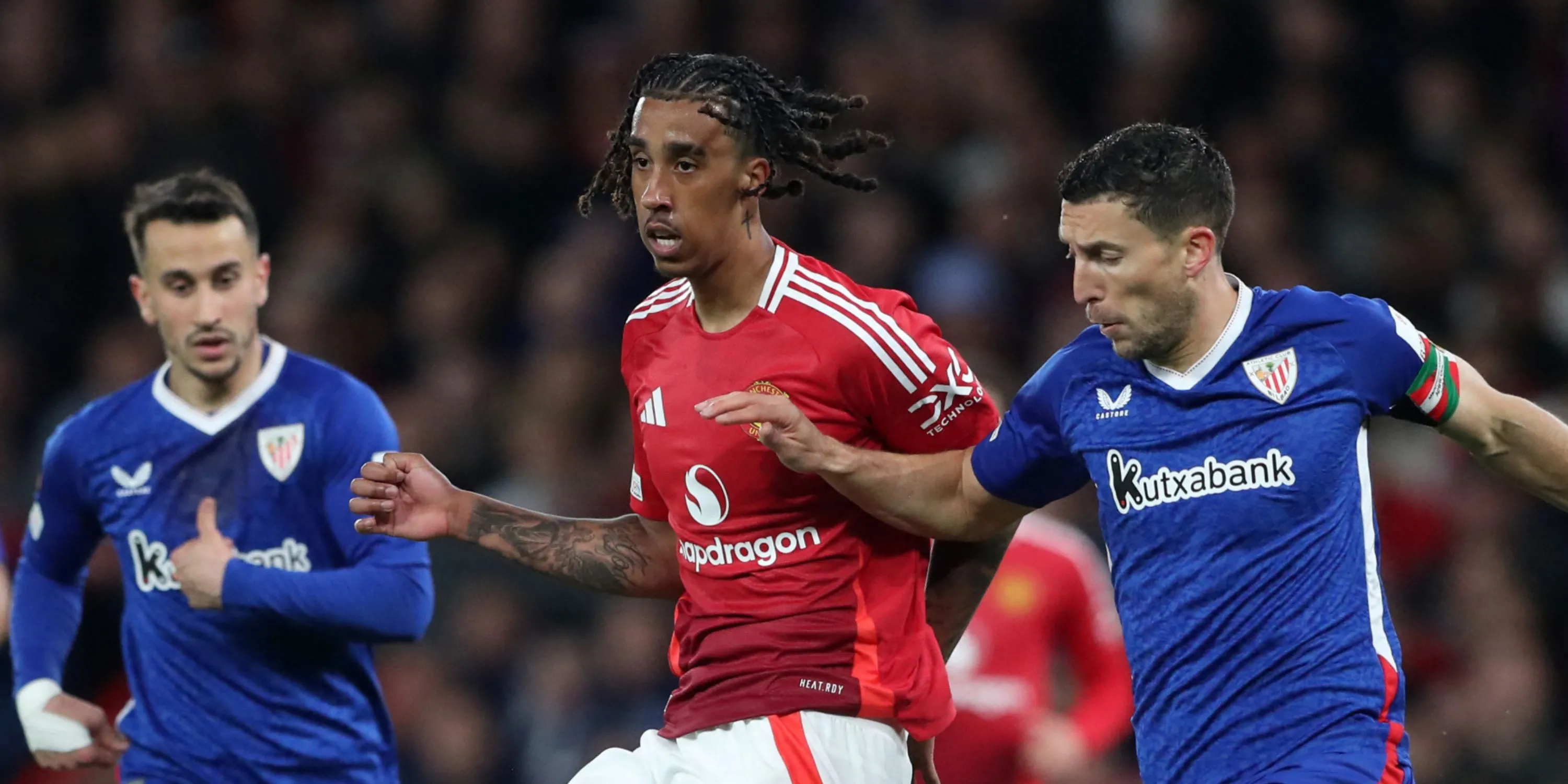 Trung vệ Leny Yoro trong màu áo Manchester United.