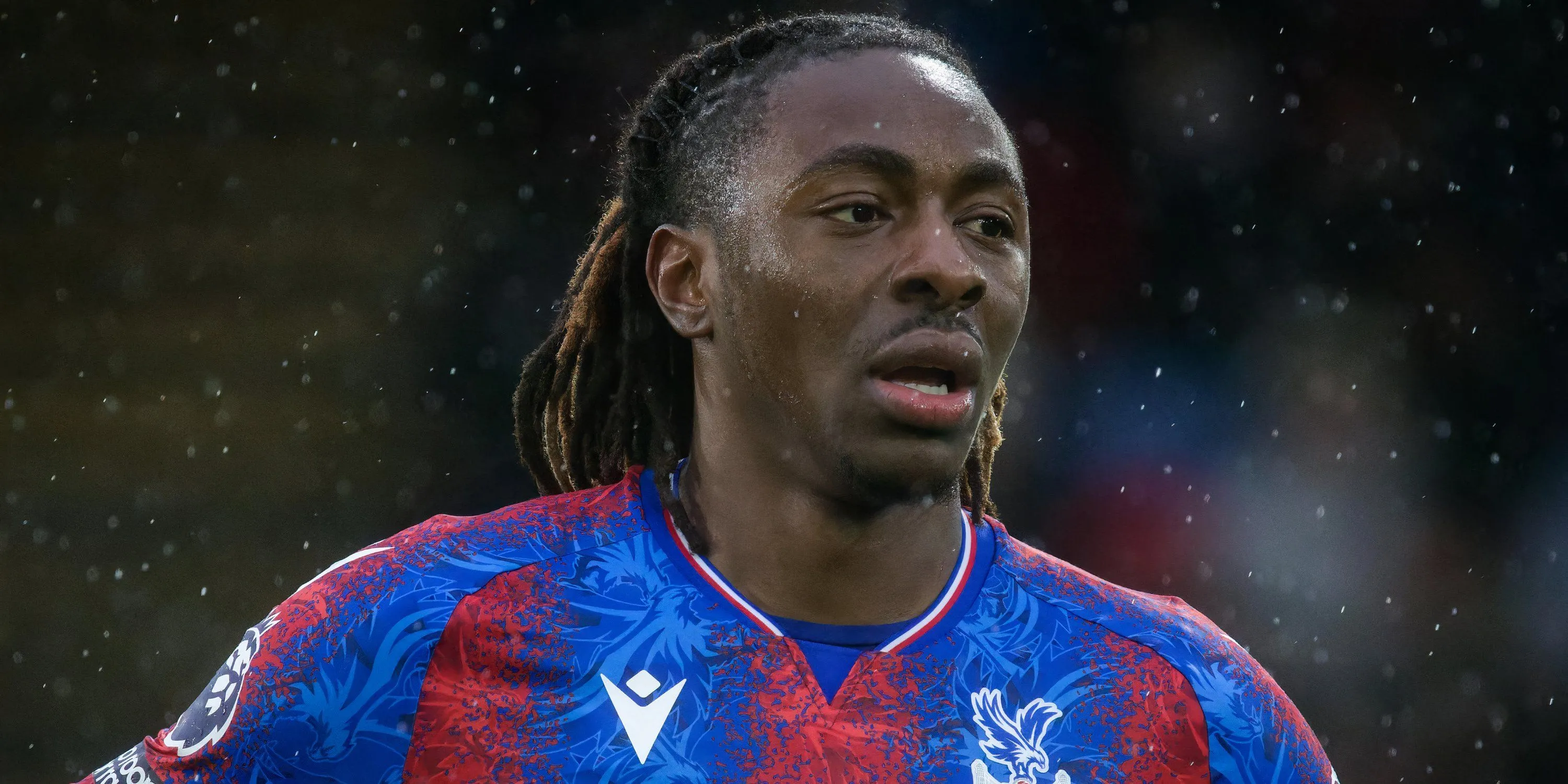 Eberechi Eze thi đấu cho Crystal Palace trong bối cảnh tin đồn chuyển nhượng đến Arsenal.
