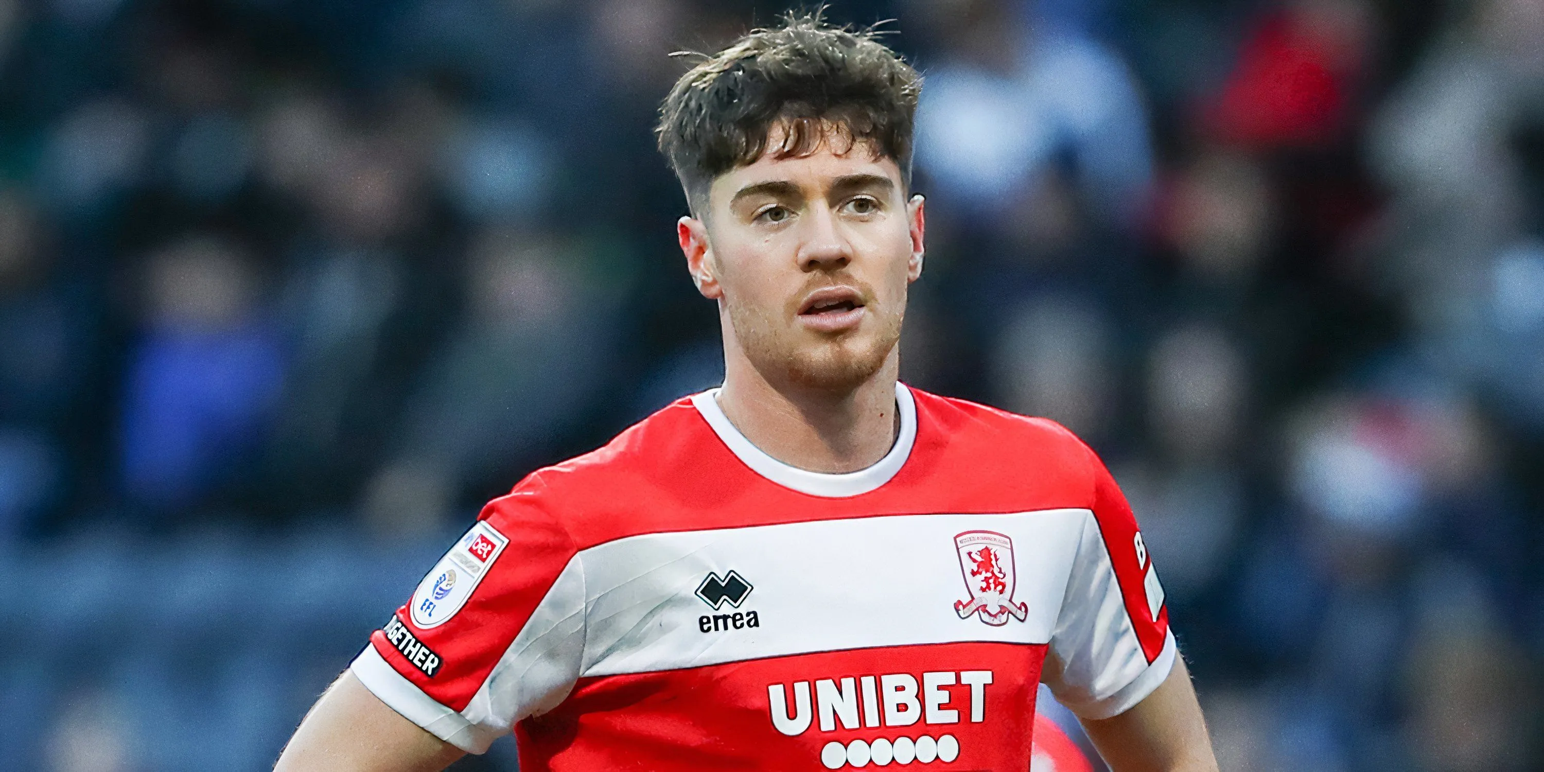 Hayden Hackney trong một pha tranh chấp, thể hiện lối chơi năng nổ được các câu lạc bộ Premier League săn đón