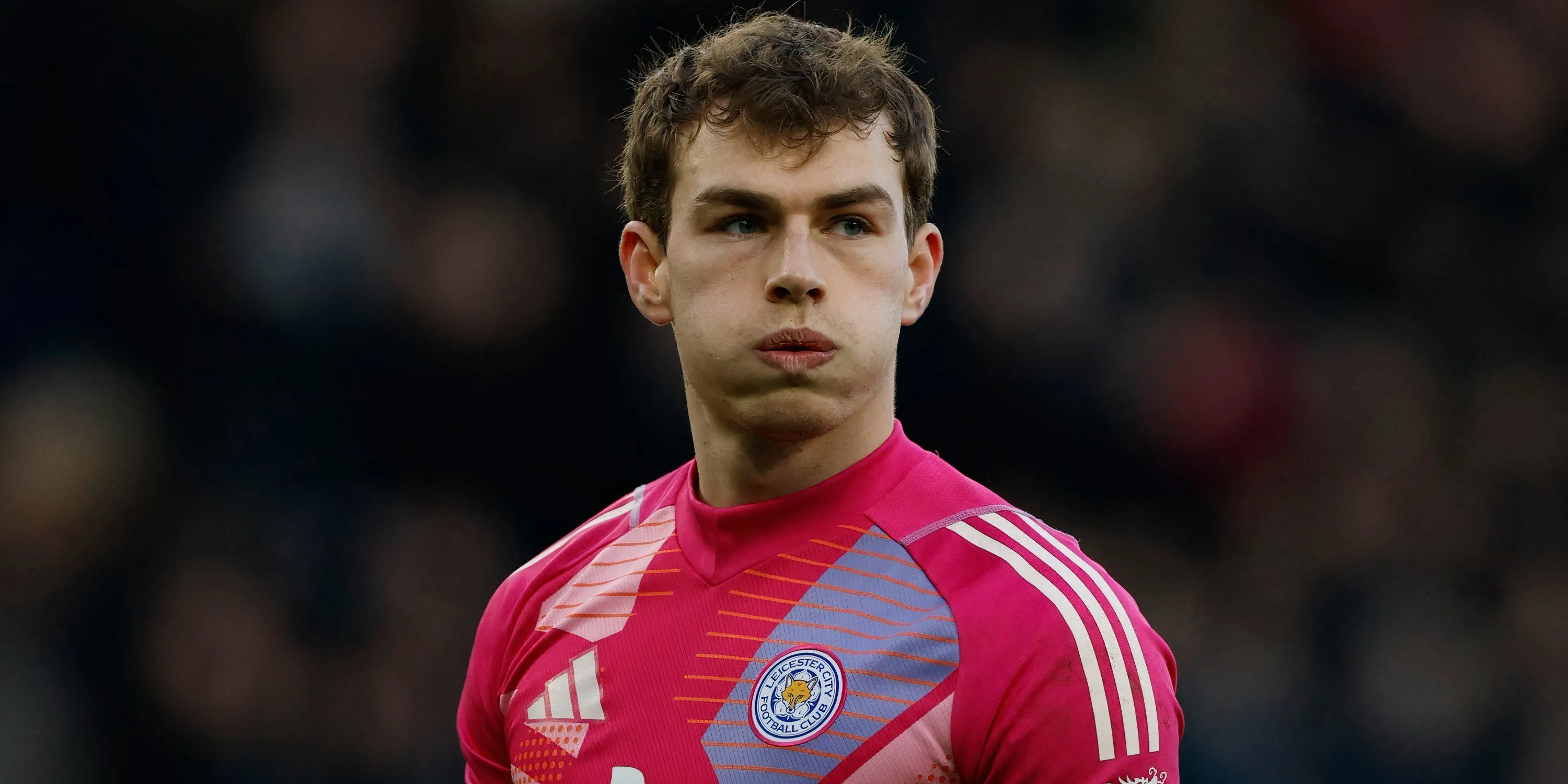 Mads Hermansen, thủ môn của Leicester City, thể hiện kỹ năng bắt bóng tại Premier League