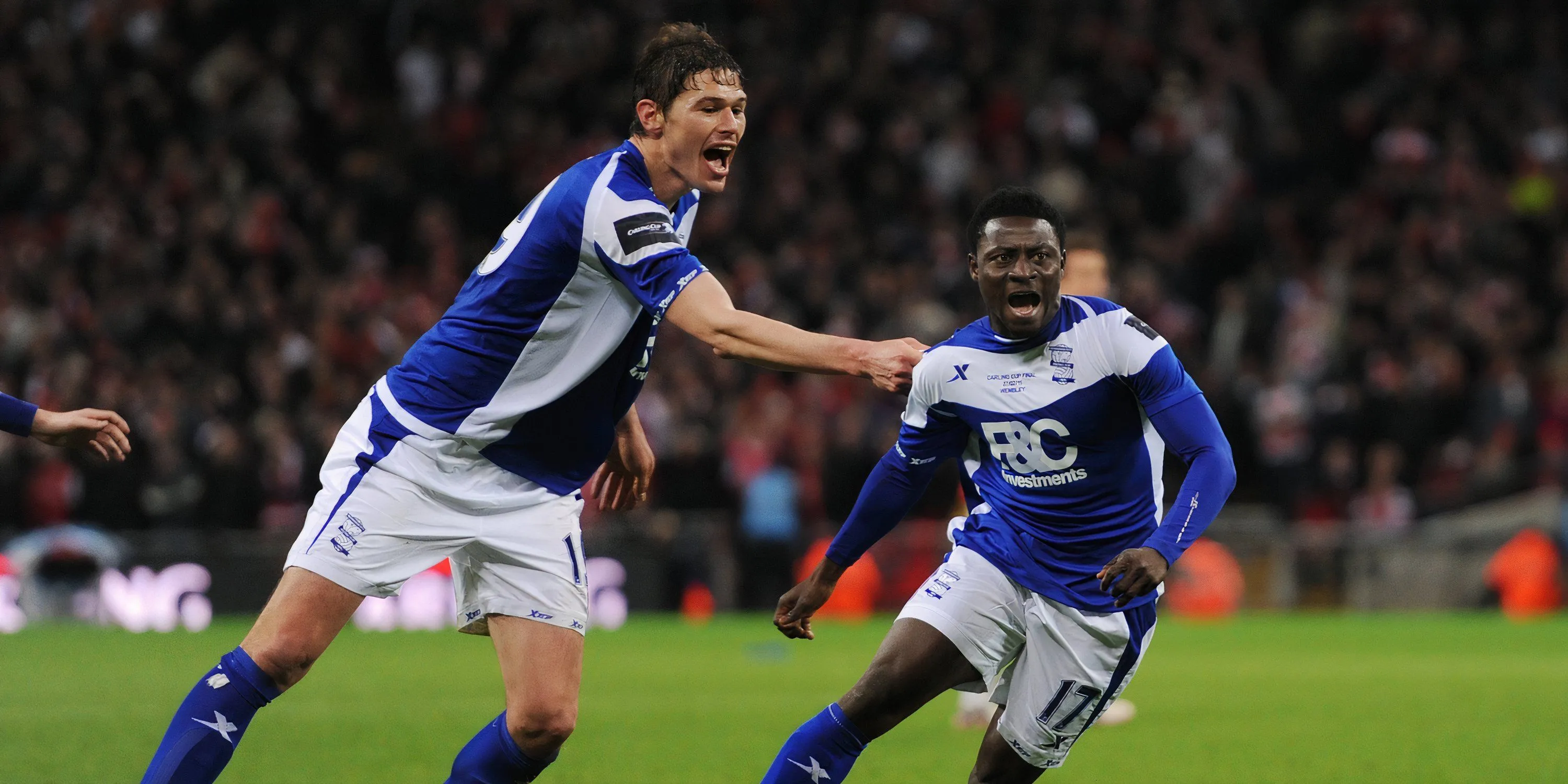 Nikola Zigic ăn mừng bàn thắng cho Birmingham City, tiền đạo huyền thoại của câu lạc bộ.