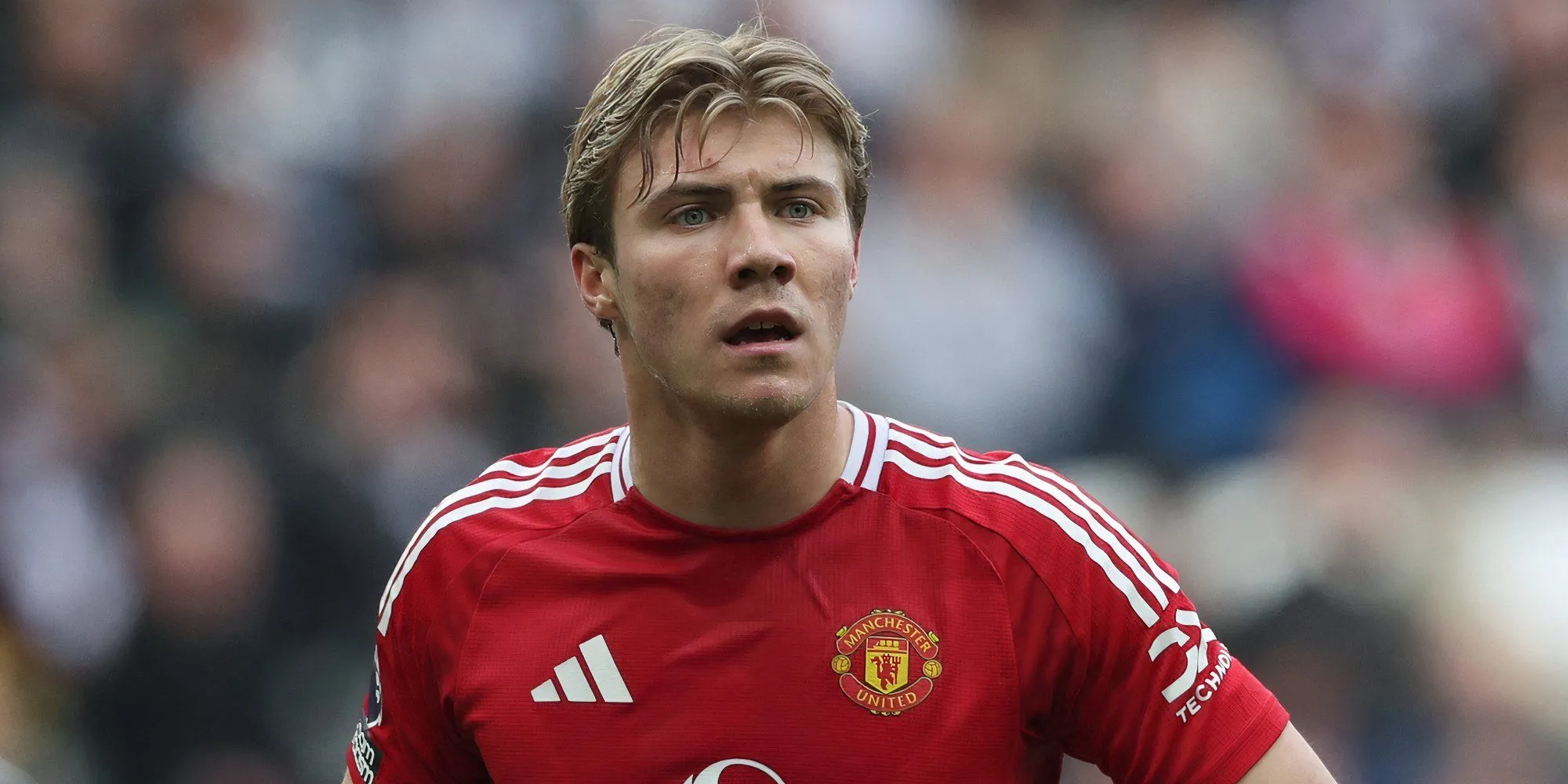 Rasmus Hojlund trong màu áo Man Utd thi đấu trên sân tập