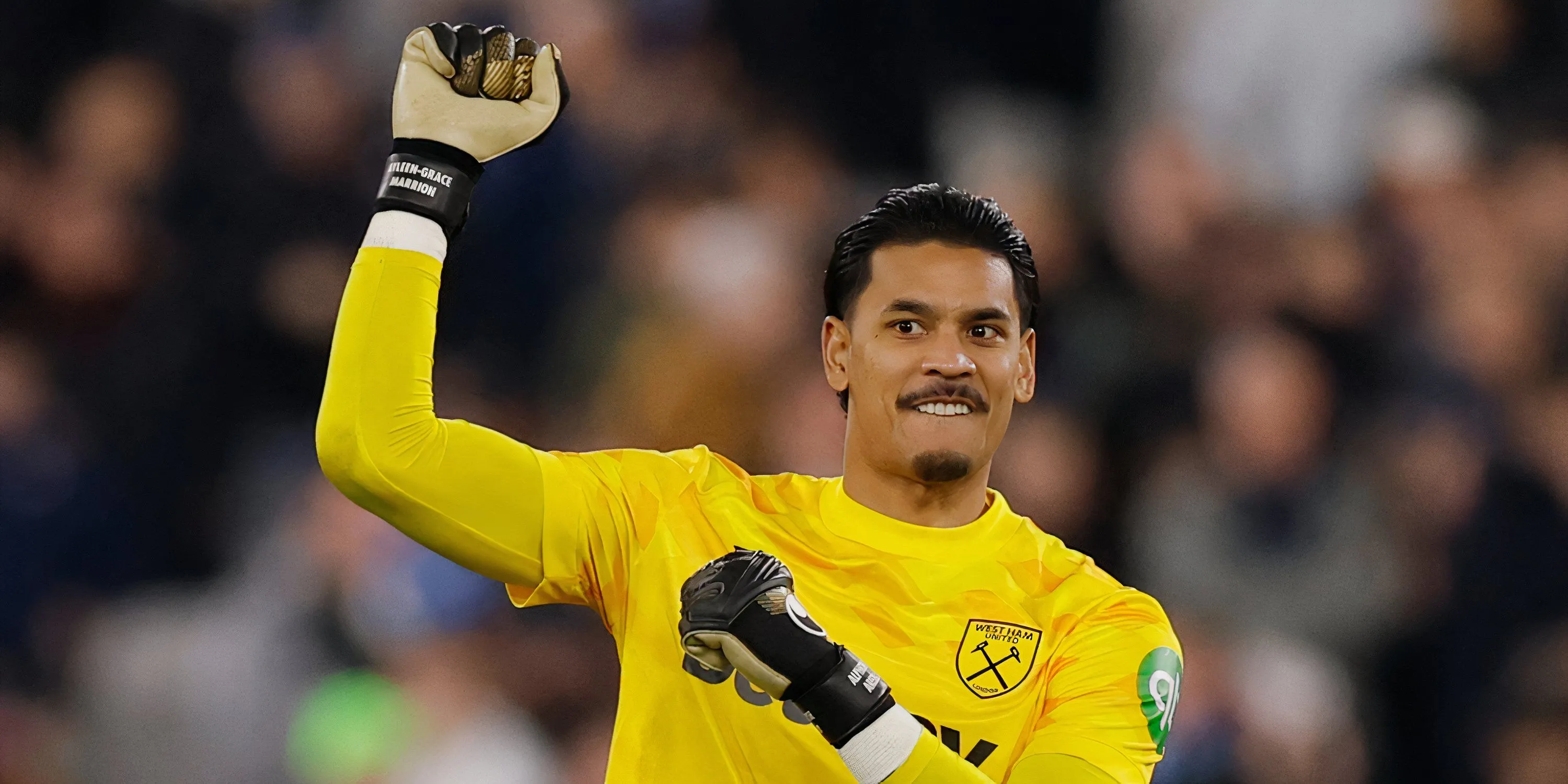 Thủ môn Alphonse Areola của West Ham United trong trận đấu Premier League