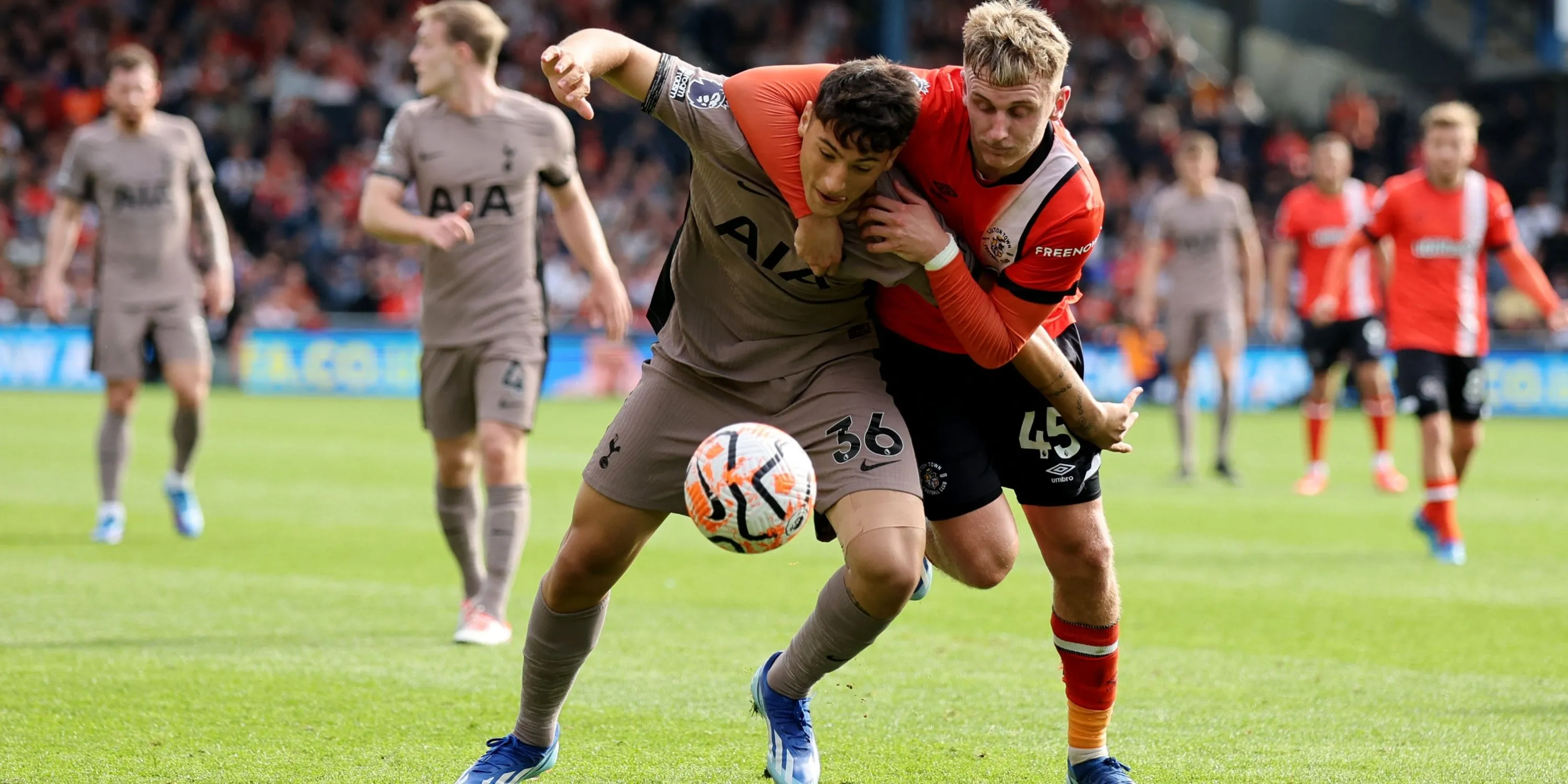 Alejo Veliz trong màu áo Rosario trước khi gia nhập Tottenham và những lần cho mượn sau đó