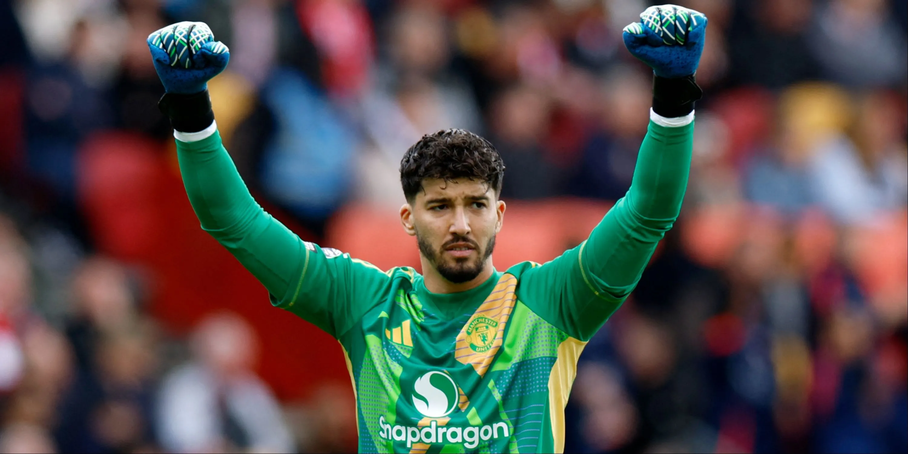 Altay Bayindir trong màu áo Man United, thể hiện áp lực cạnh tranh vị trí thủ môn