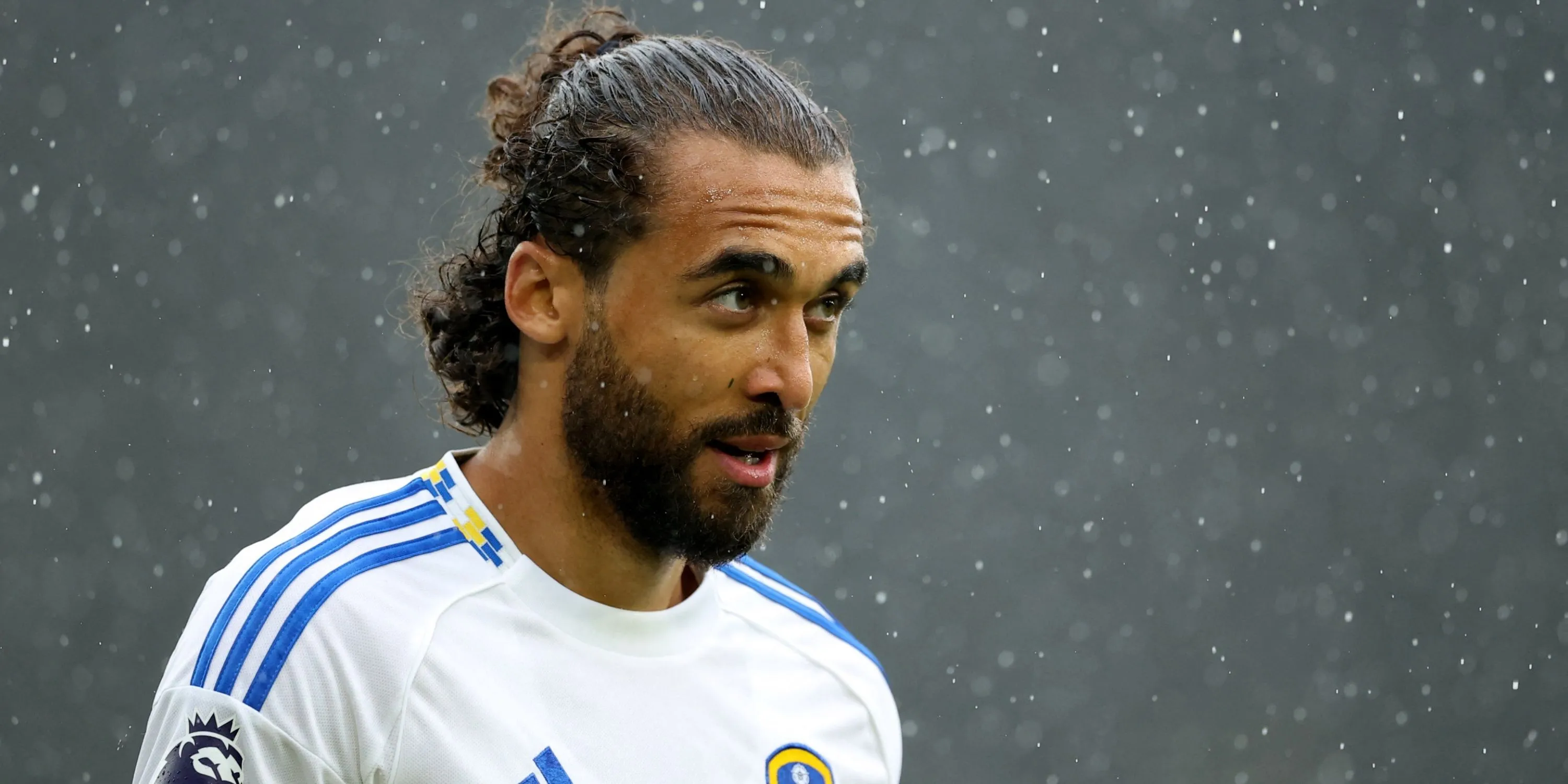 Dominic Calvert-Lewin trong màu áo Leeds, thể hiện áp lực lên hàng thủ đối phương