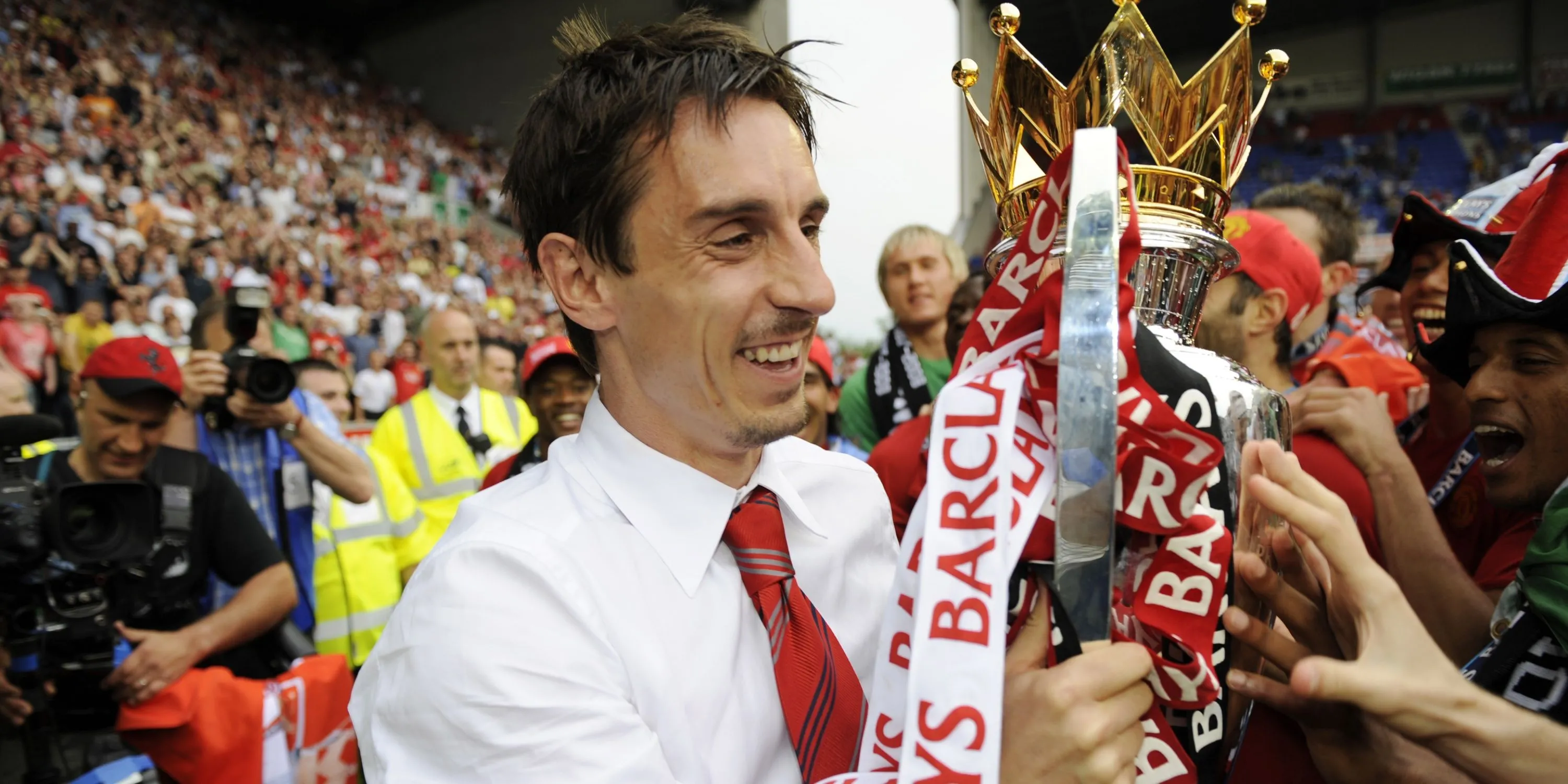 Gary Neville trong màu áo Man United, hậu vệ phải kỹ thuật và giàu kinh nghiệm