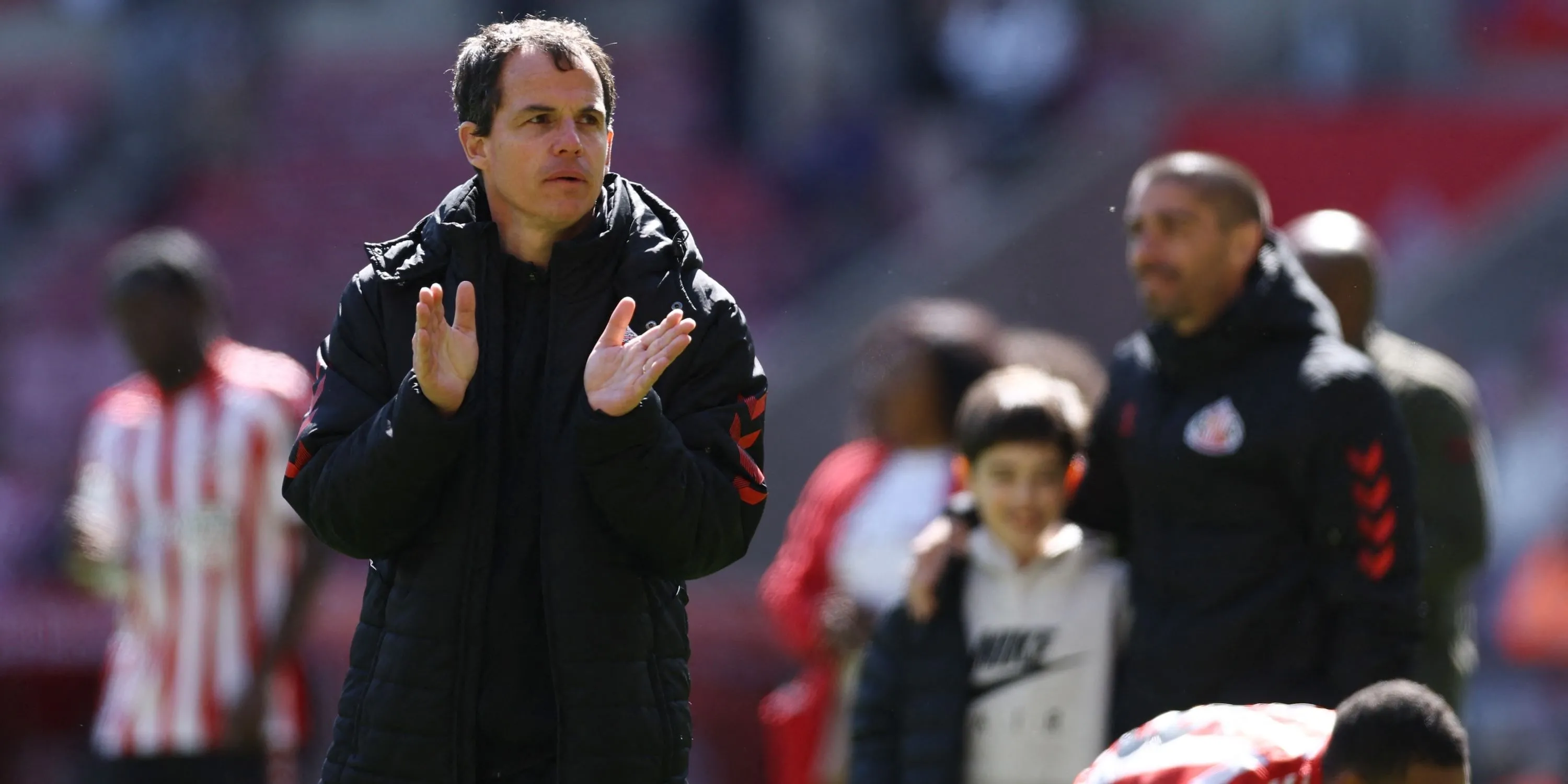 HLV Regis Le Bris vỗ tay chào CĐV Sunderland tại sân nhà sau trận thắng gần nhất