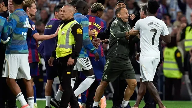 Hỗn loạn cuối trận El Clásico: các cầu thủ Real Madrid và Barcelona lao vào tranh cãi gần khu kỹ thuật sau bàn thắng gây tranh cãi