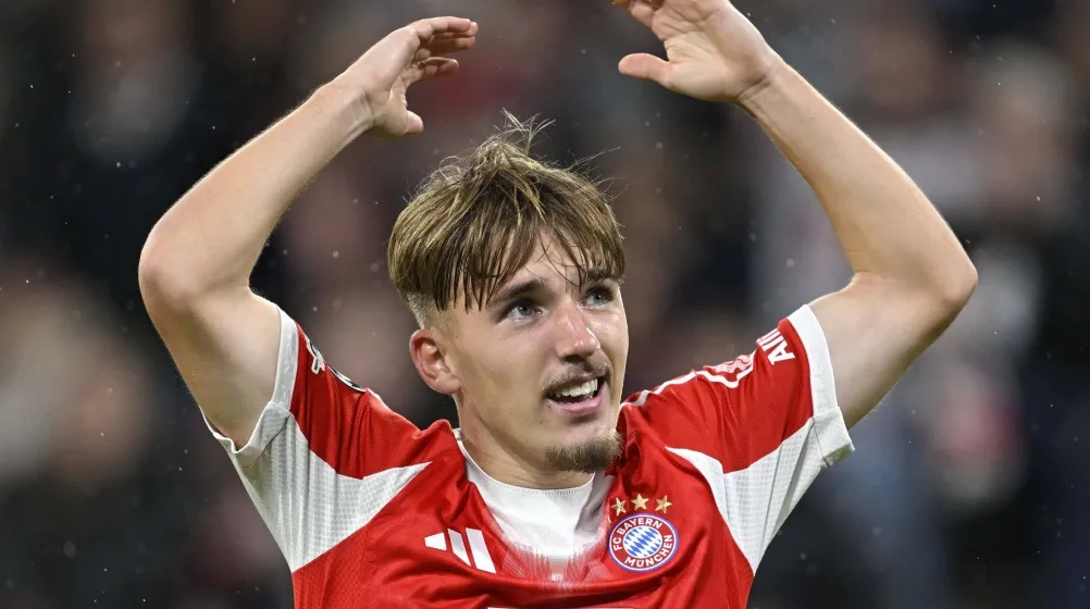 Lennart Karl ăn mừng bàn thắng cho Bayern Munich sau pha xử lý bằng chân trái trong một trận đấu chính thức