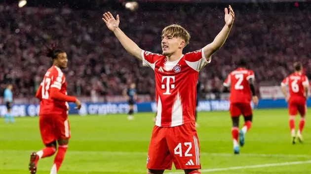 Lennart Karl bị theo dõi bởi tuyển trạch viên các CLB Ngoại hạng Anh khi thi đấu cho Bayern, minh họa cho sự quan tâm từ Arsenal, Chelsea và Man City