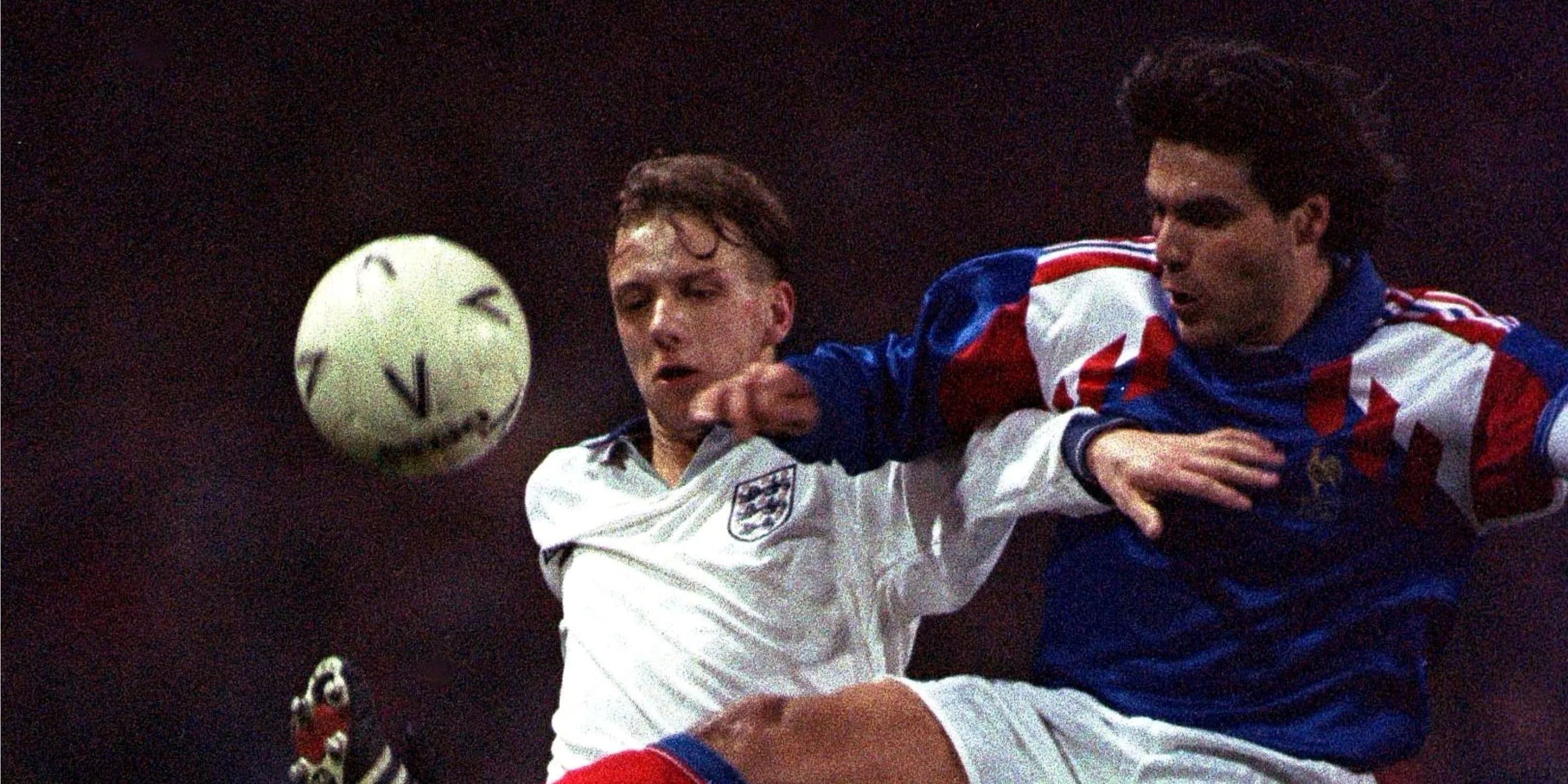 Manuel Amoros trong màu áo tuyển Pháp, hậu vệ phải có sự nghiệp ổn định và nhiều danh hiệu ở Pháp