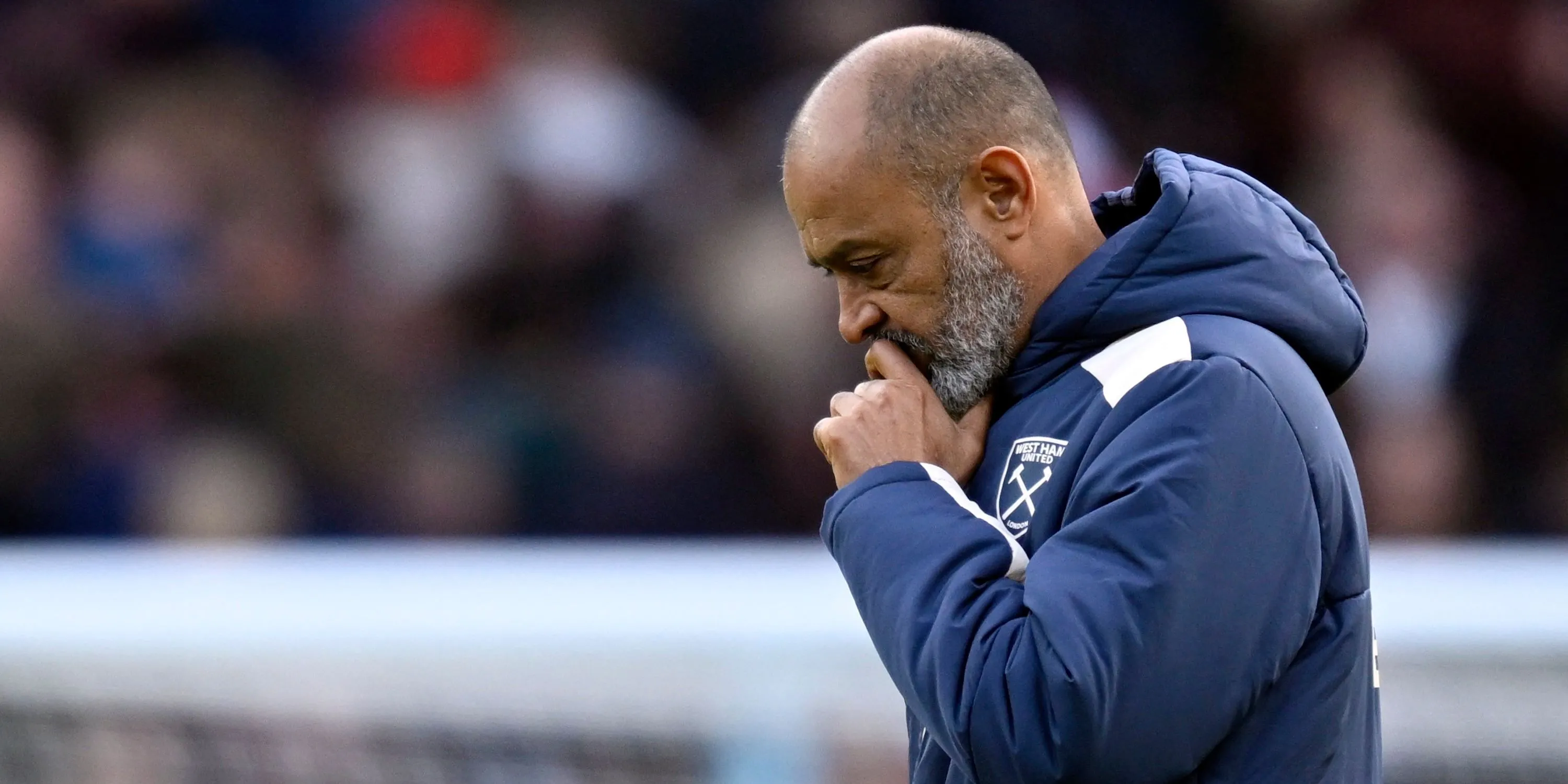 Nuno Espirito Santo buồn bã sau trận đấu, phản ánh khởi đầu khó khăn của West Ham