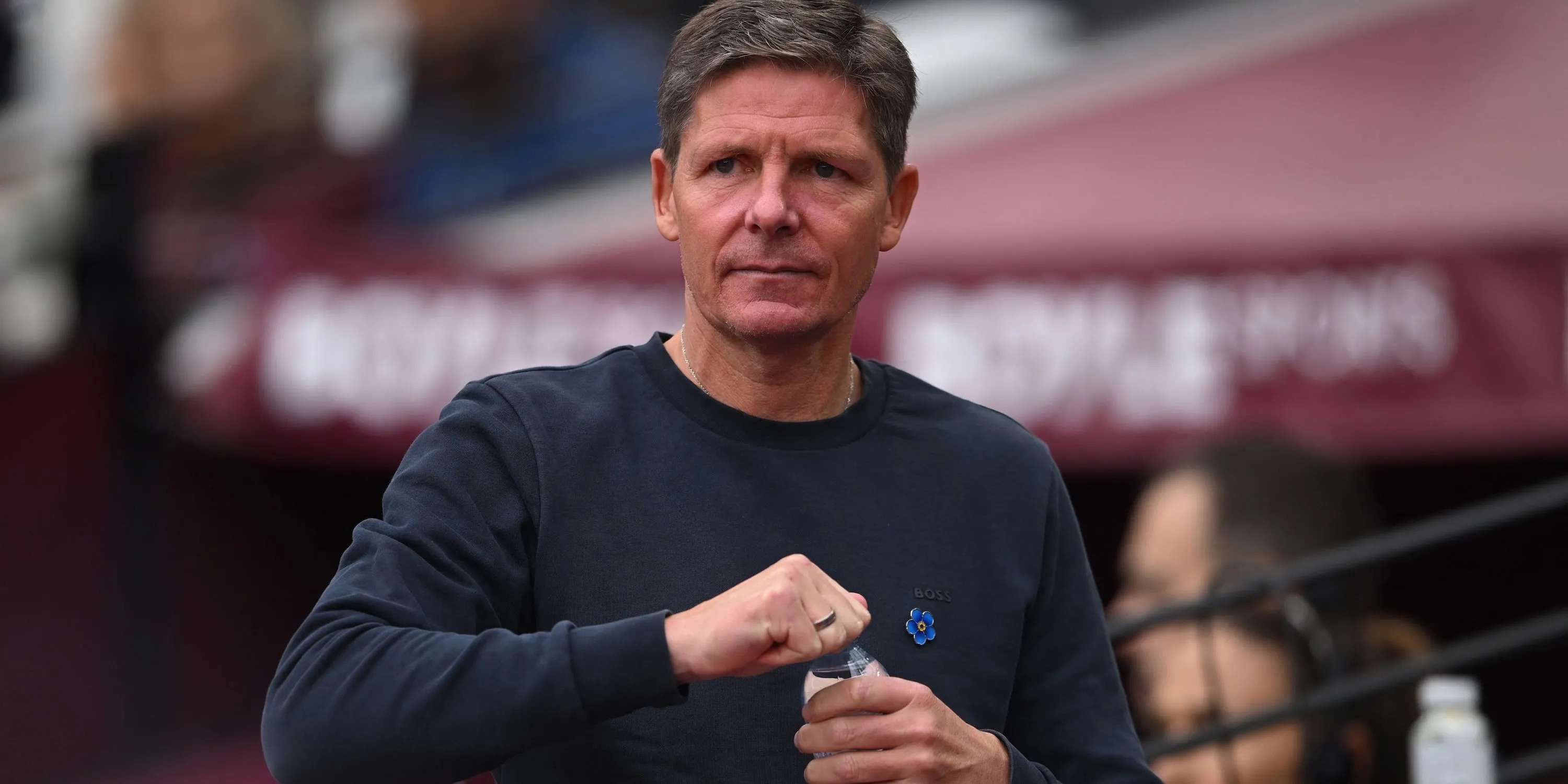 Oliver Glasner trong buổi họp đội trước trận đấu, kiến tạo chuỗi phong độ ấn tượng cho Crystal Palace