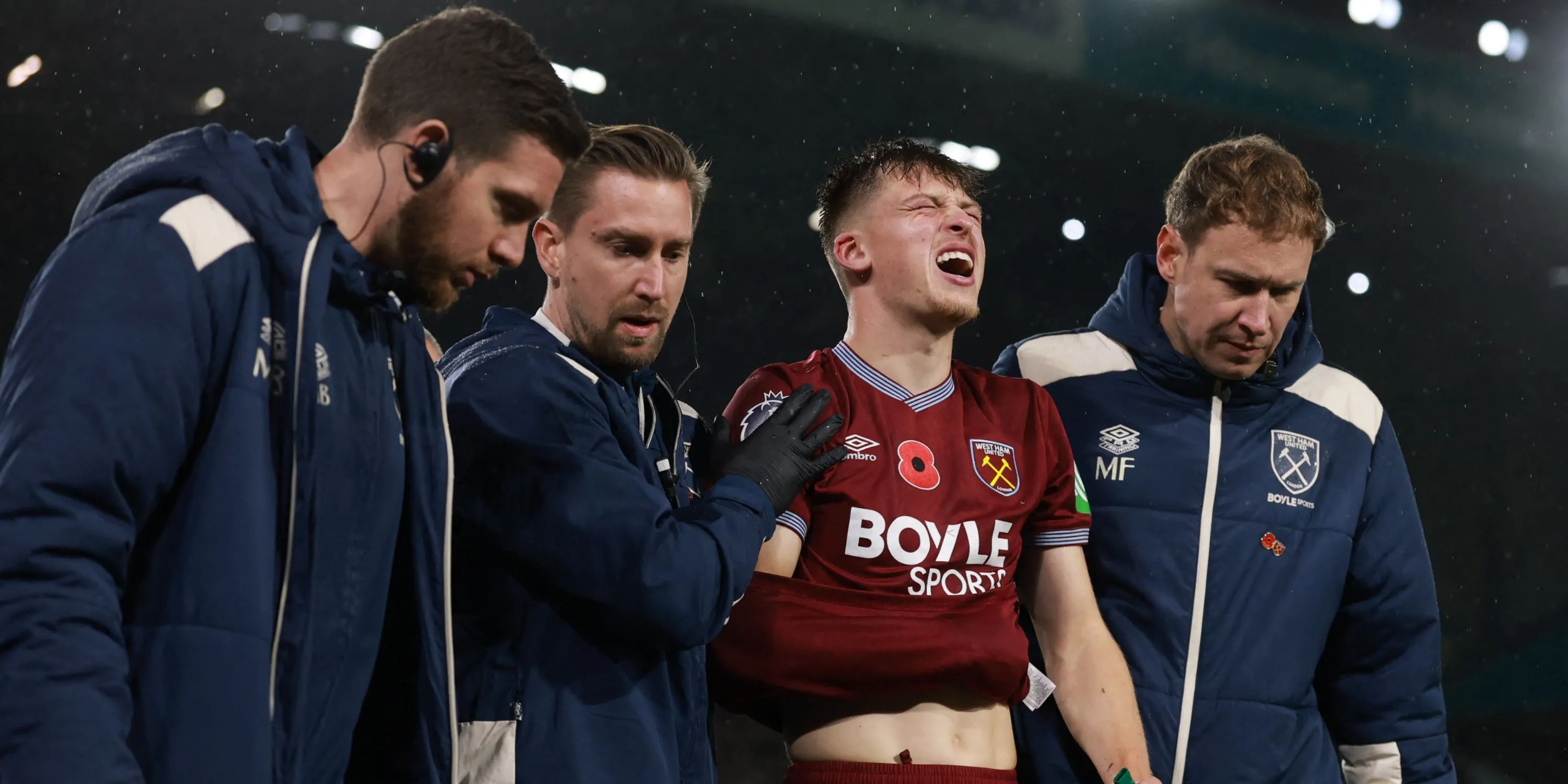 Olly Scarles trong màu áo West Ham, hậu vệ tấn công trẻ bị gãy xương đòn