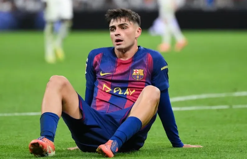 Pedri trong màu áo Barcelona thất vọng sau chiếc thẻ đỏ ở El Clasico, ảnh minh họa sự vắng mặt quan trọng của tiền vệ tuyến giữa