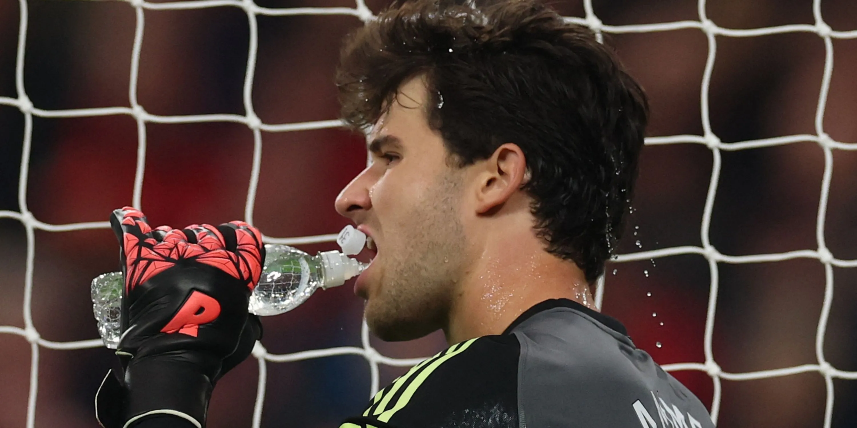 Senne Lammens thực hiện pha cứu thua xuất sắc trong trận ra mắt Man United