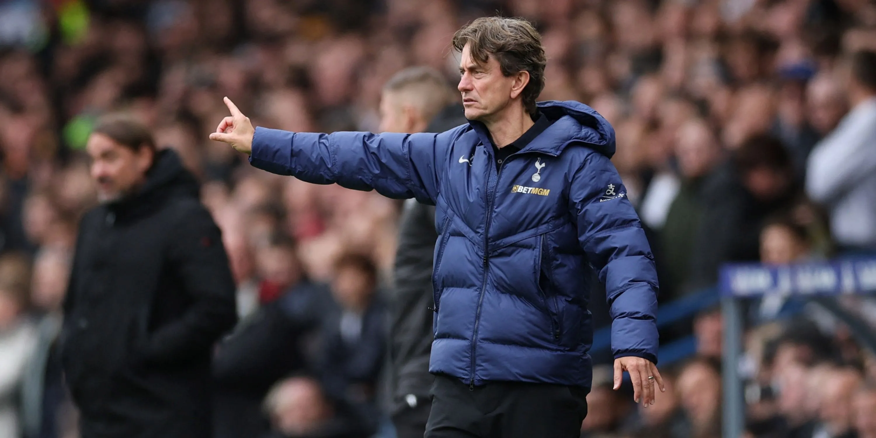 Thomas Frank trên đường pitch, HLV mới của Tottenham