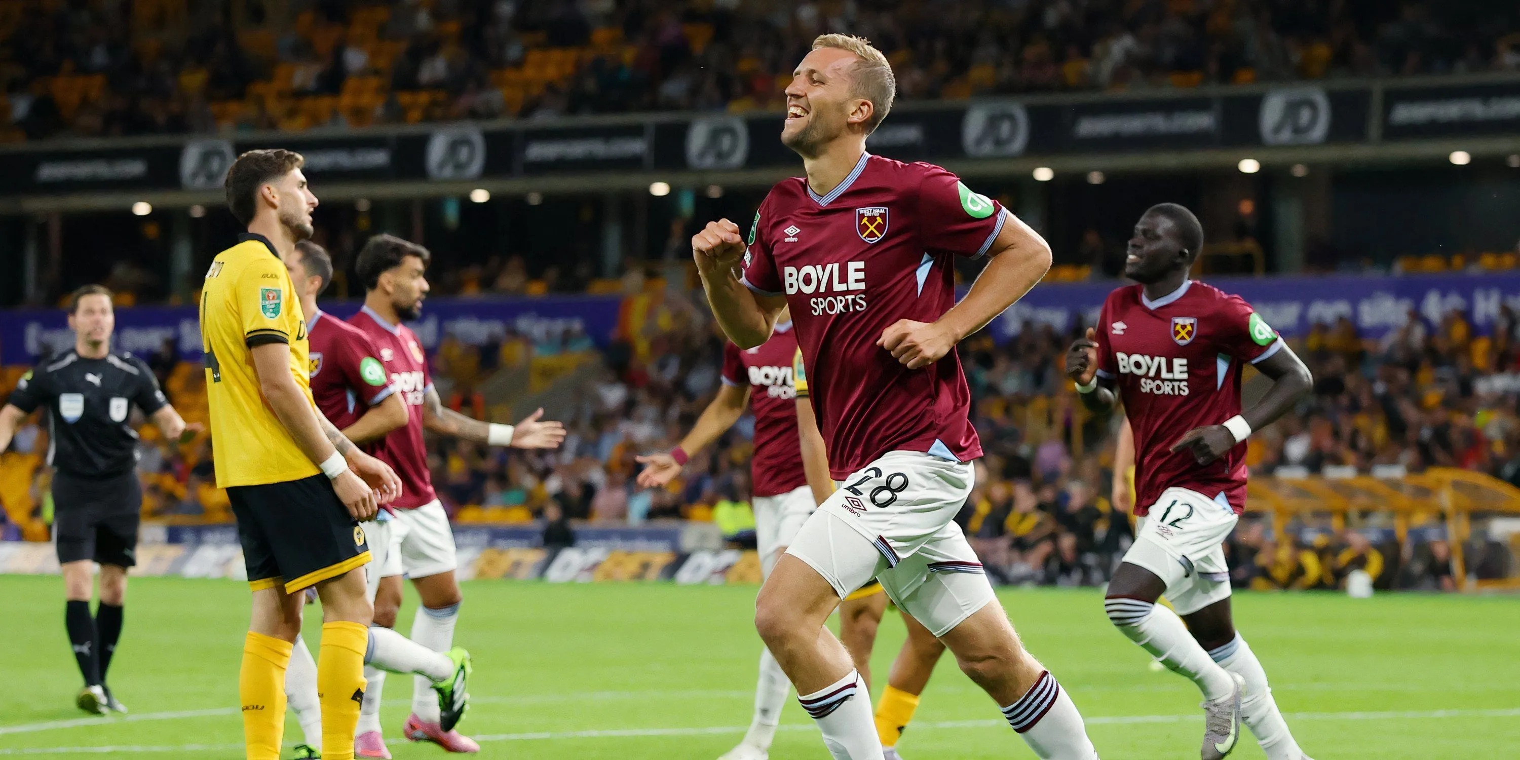 Tomas Soucek ăn mừng nhưng đã bộc lộ hạn chế tốc độ và phạm vi phối hợp