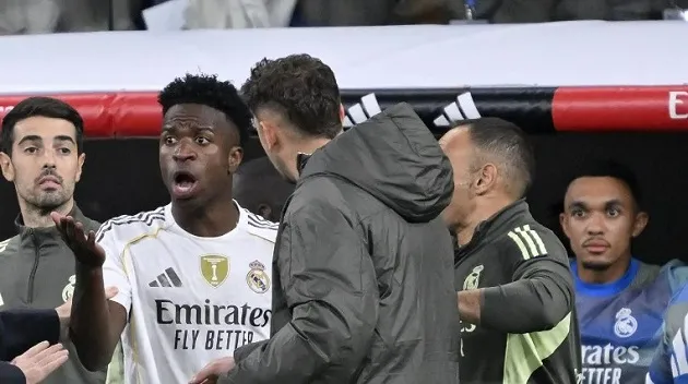 Trent Alexander-Arnold ngồi sốc trên băng ghế dự bị chứng kiến cảnh hỗn loạn El Clasico tại Santiago Bernabeu