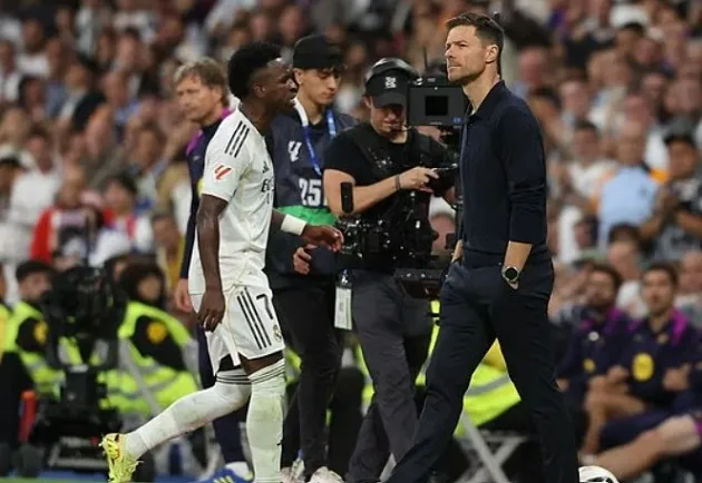 Vinicius Jr rời sân cuối hiệp hai trận El Clásico với biểu cảm buồn, khoảnh khắc gây chú ý tại Bernabéu