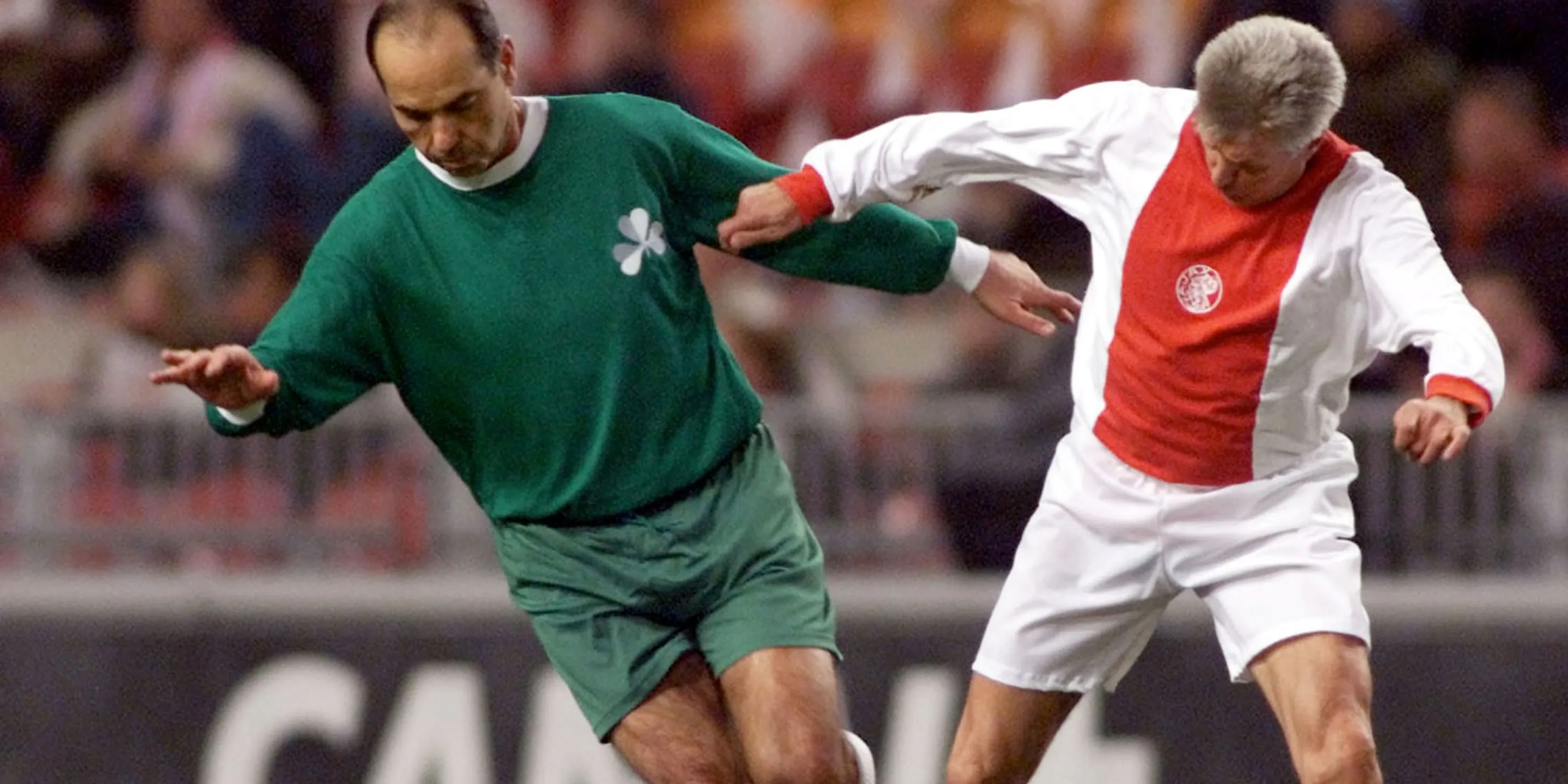 Wim Suurbier trong màu áo Ajax, biểu tượng của phong cách Total Football và tốc độ ở hành lang phải