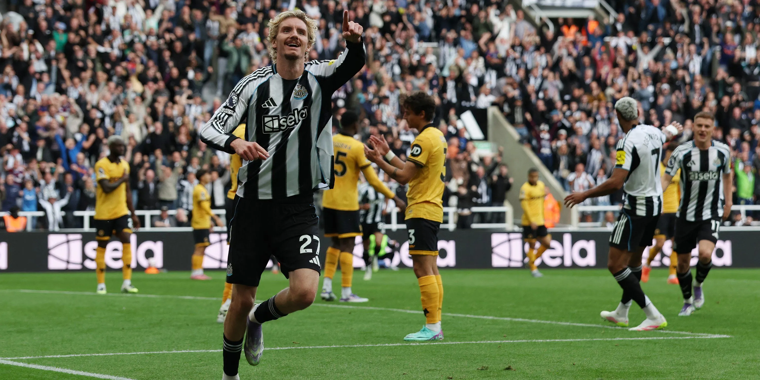 Woltemade thi đấu tích cực, cho thấy khả năng tỳ đè và kết nối hàng công