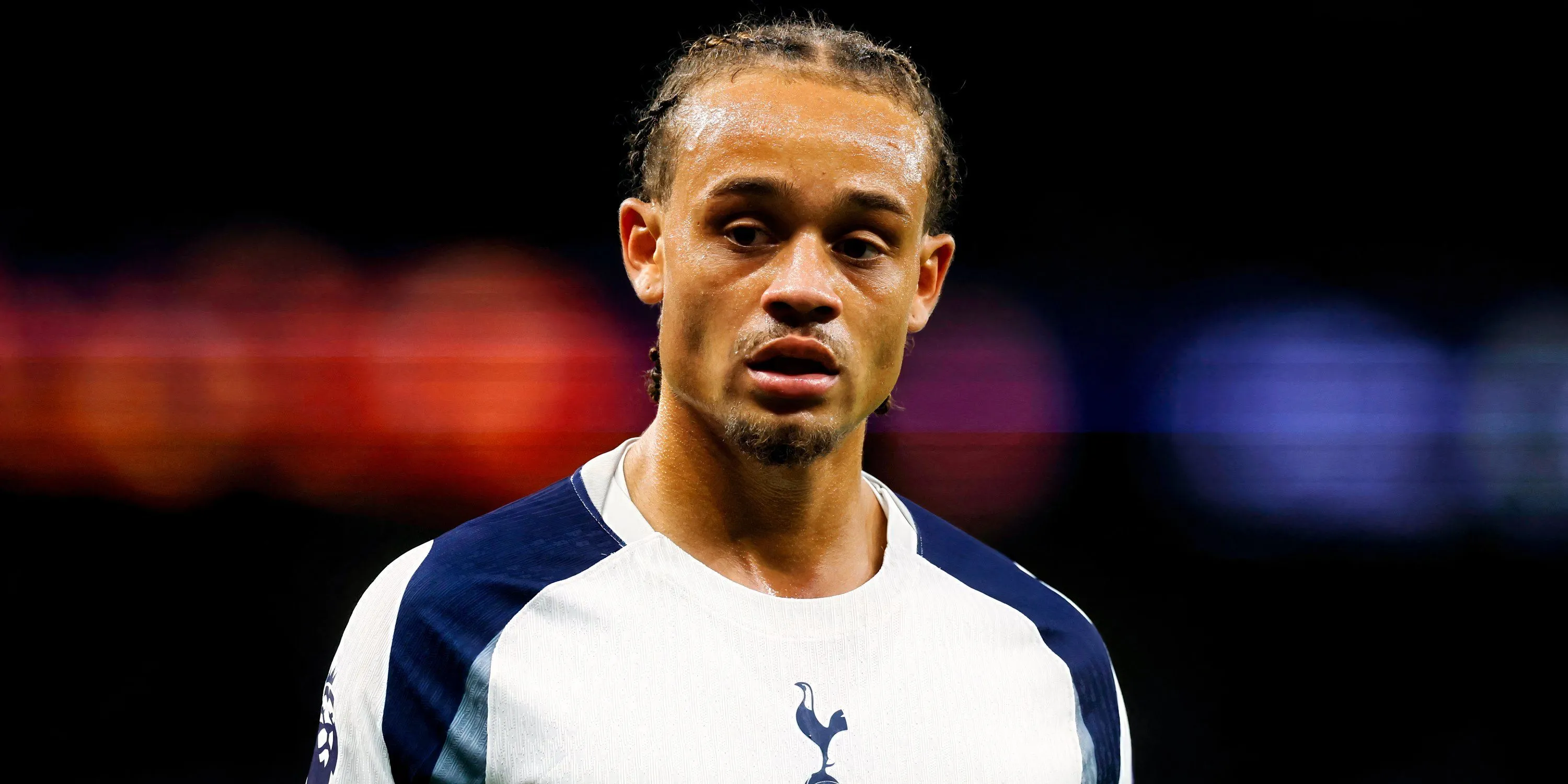Xavi Simons trong màu áo Tottenham tranh chấp bóng tại buổi tập