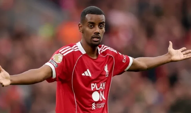 Isak có duyên với mành lưới West Ham